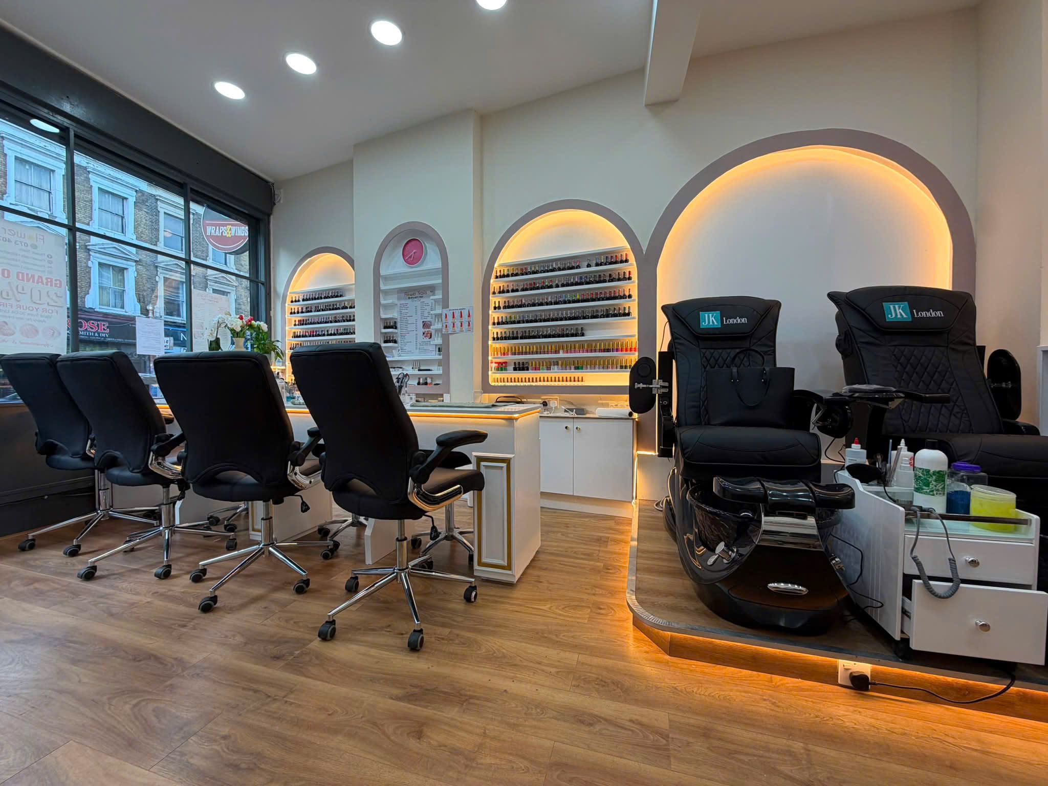 Flower Nails manicure stations